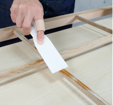 After peeling off the shoji paper, use the polyester spatula to scrape off all the glue on the frame.