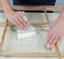 Pour the glue into the tray. if it needs to be diluted, apply water and spread and keep.