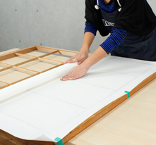 Before the glue dries up, gently roll the shoji paper on the entire frame and paste.