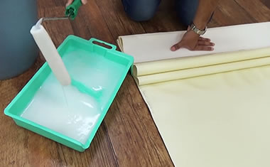 Pour glue into a tray.