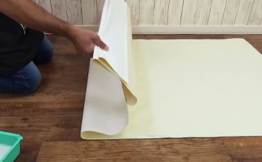 How to fold the wallpaper.