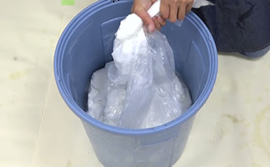 Pour water and glue into a bucket.